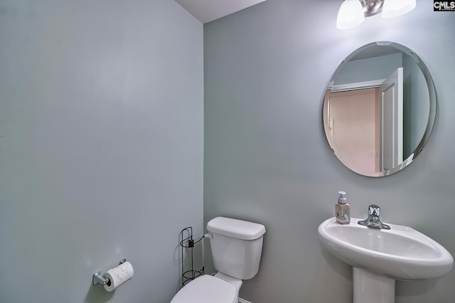 bathroom featuring toilet and sink