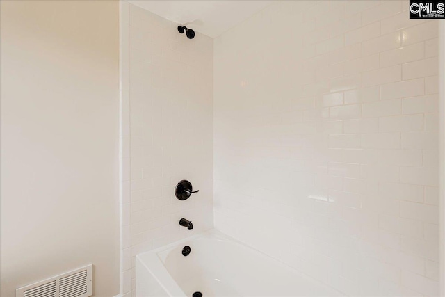 bathroom with tiled shower / bath combo