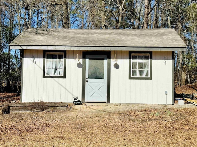 view of outdoor structure with an outbuilding