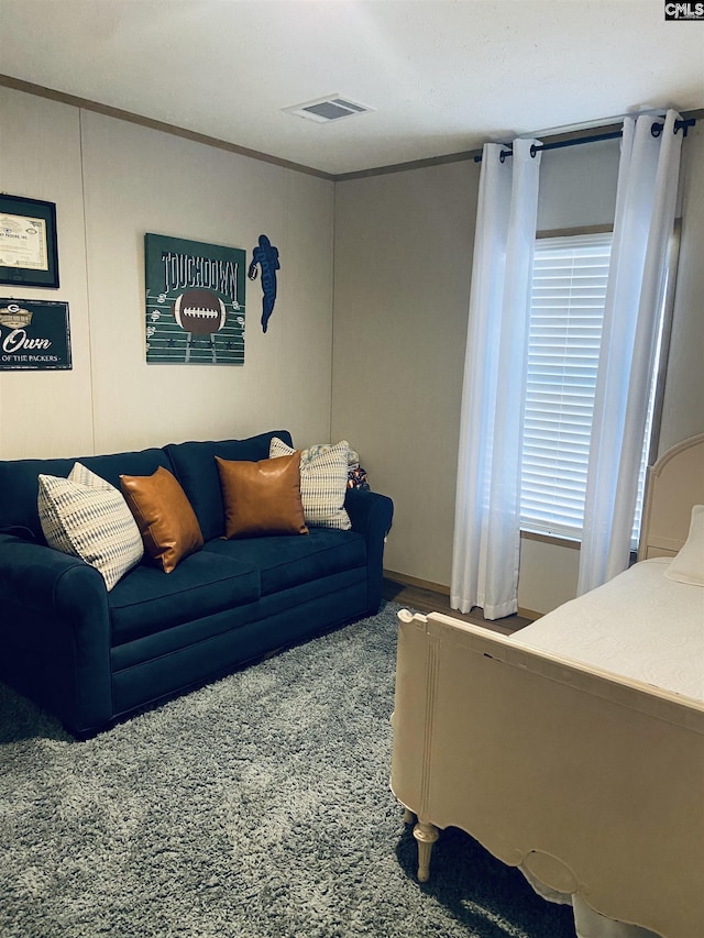 living room featuring crown molding and carpet