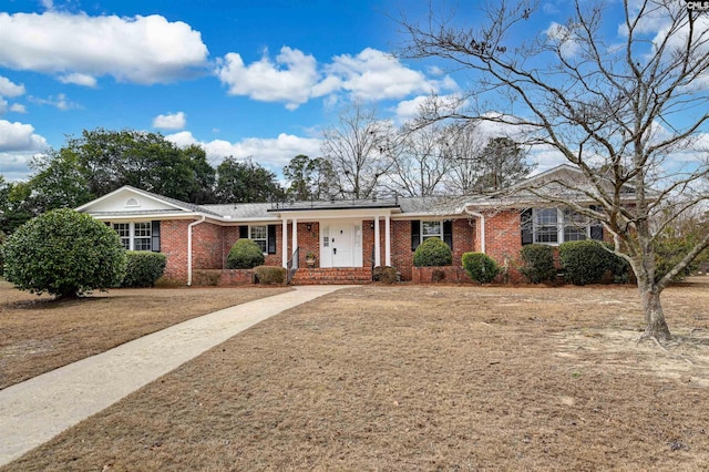 ranch-style house featuring a front yard