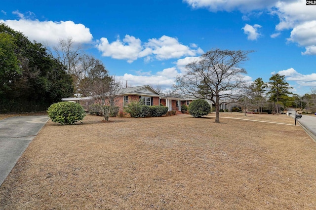 ranch-style house featuring a front lawn