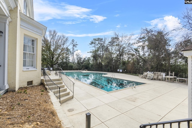 view of swimming pool featuring a patio