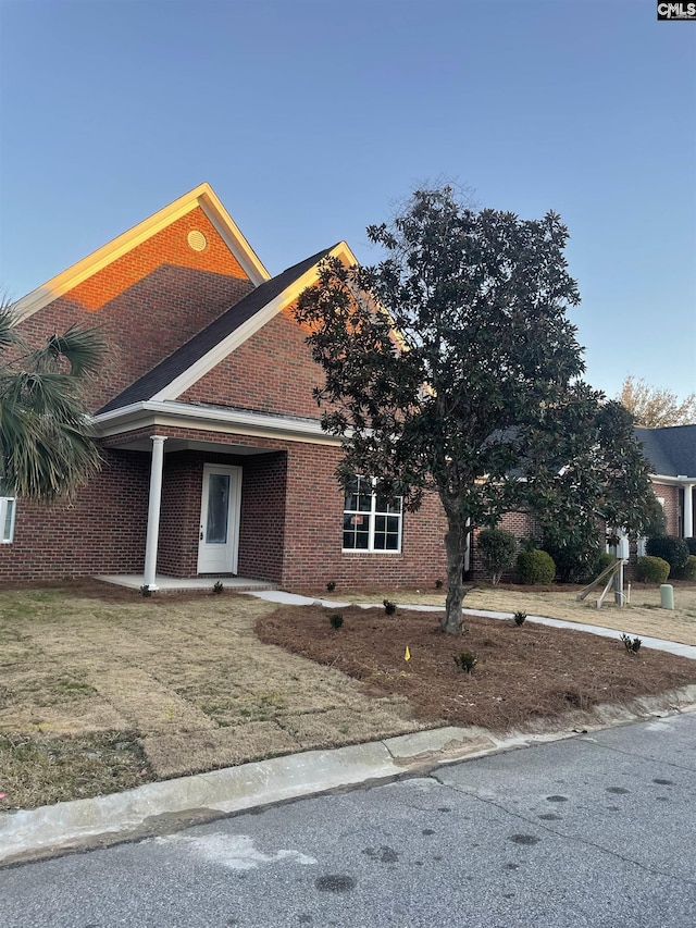 view of front of house featuring a front yard