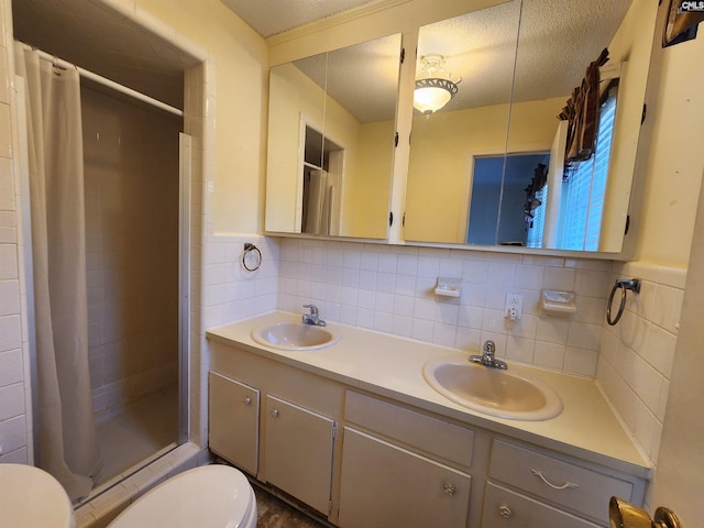 bathroom featuring toilet, a shower with shower curtain, a textured ceiling, and tile walls