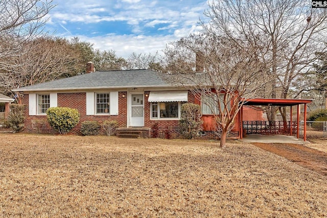 view of front of property featuring a front yard and a carport