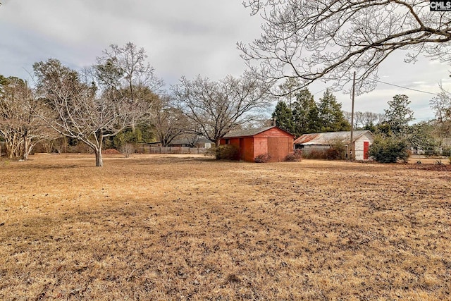 view of yard with a storage unit