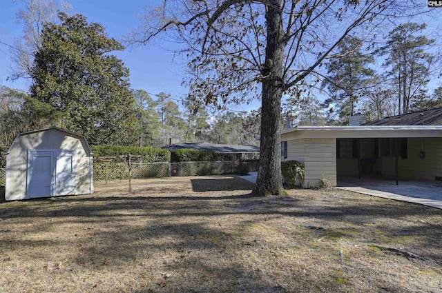 view of yard featuring a shed