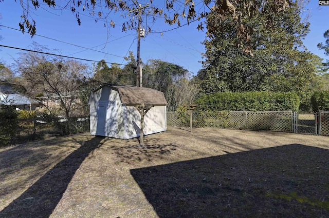 view of yard with a storage shed