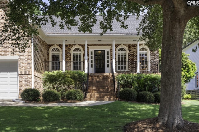 view of front of house featuring a front lawn