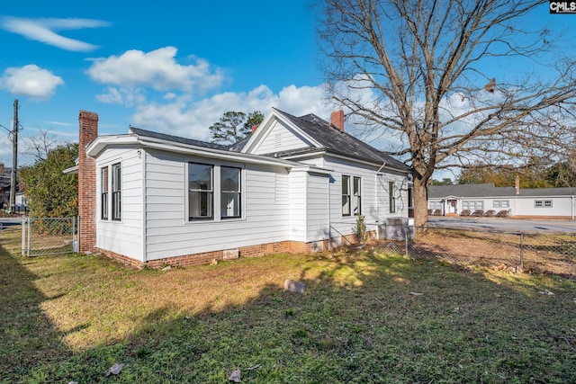 view of front of property featuring a front lawn