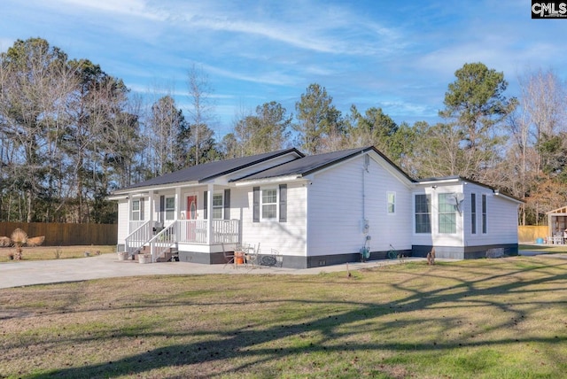 view of front of home featuring a front yard