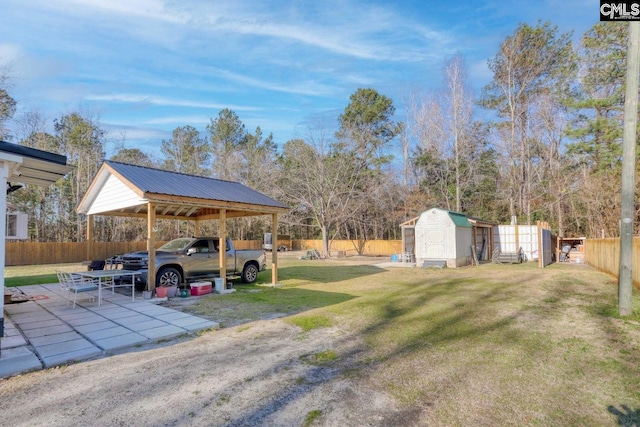 view of yard with a storage unit