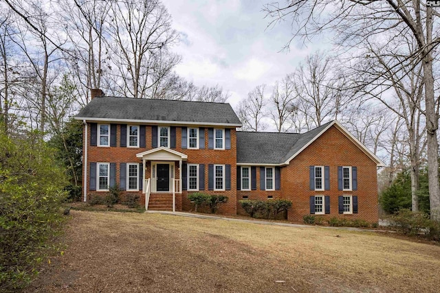 colonial inspired home featuring a front yard