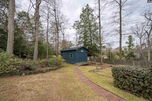 view of yard featuring an outbuilding