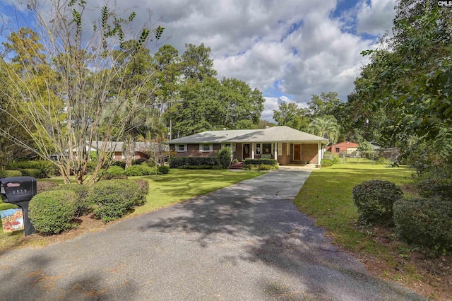 single story home with a front yard