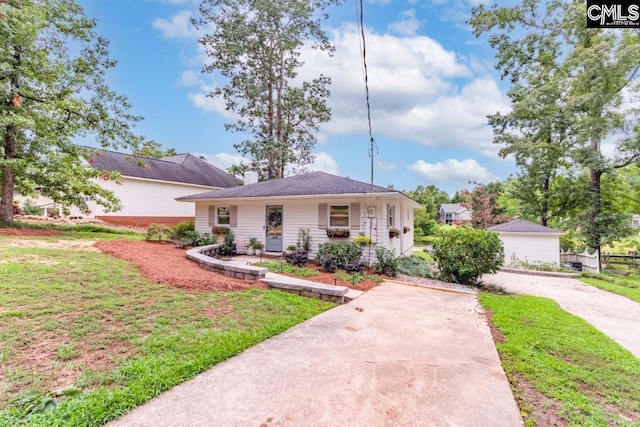 view of front of property featuring a front lawn