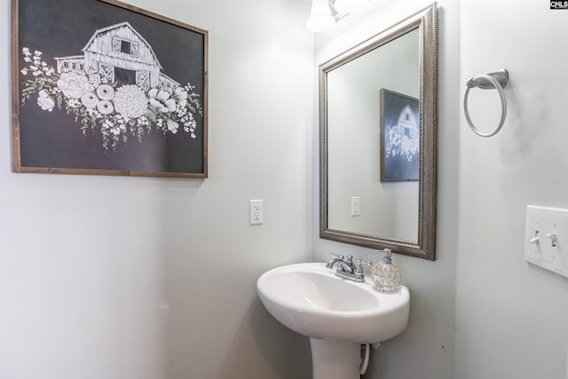 bathroom featuring sink