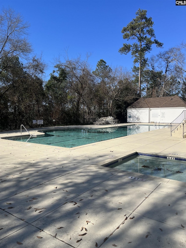 view of swimming pool featuring a patio