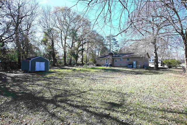 view of yard featuring a shed