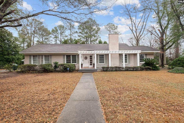 ranch-style home featuring a front yard