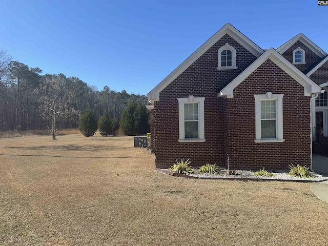 view of side of property featuring a lawn