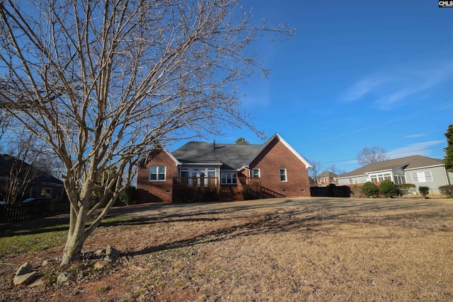 view of front of property featuring a front lawn