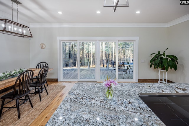 dining room featuring light wood-style floors, recessed lighting, crown molding, and baseboards