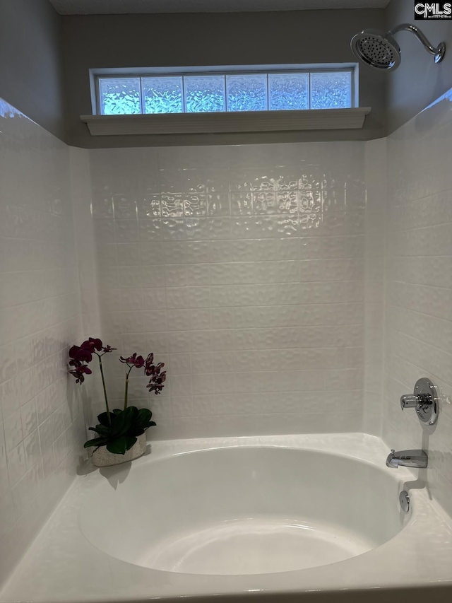 bathroom featuring tiled shower / bath combo