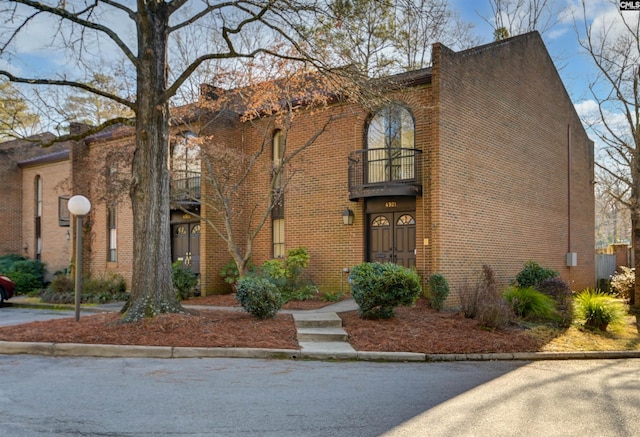 view of front of property featuring a balcony