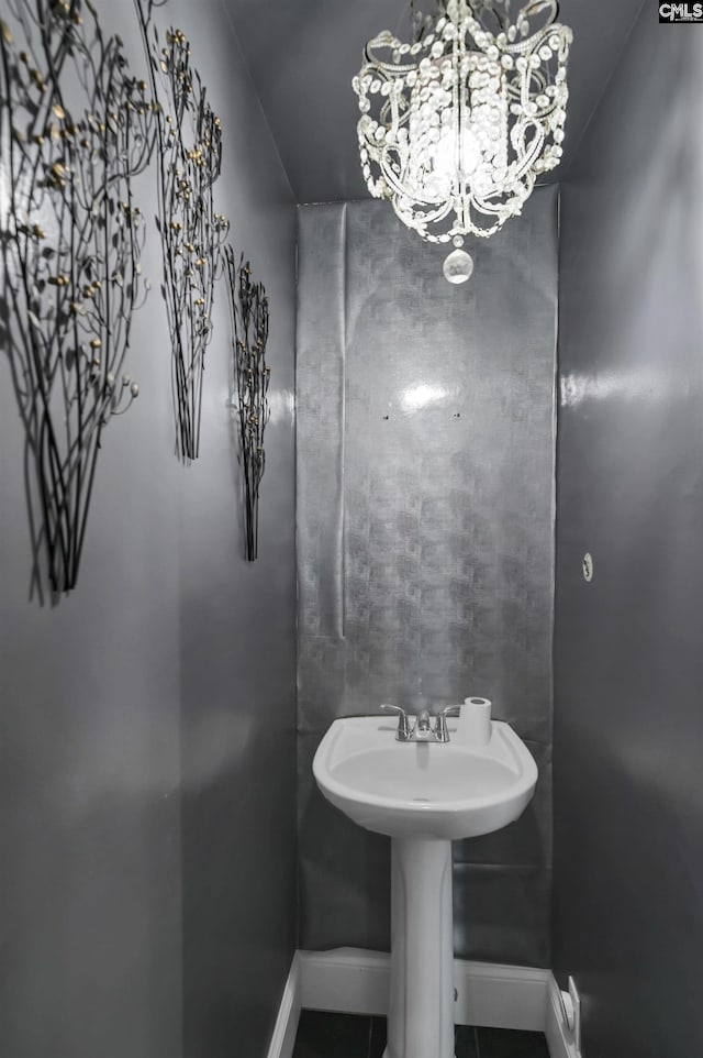 bathroom featuring sink and an inviting chandelier