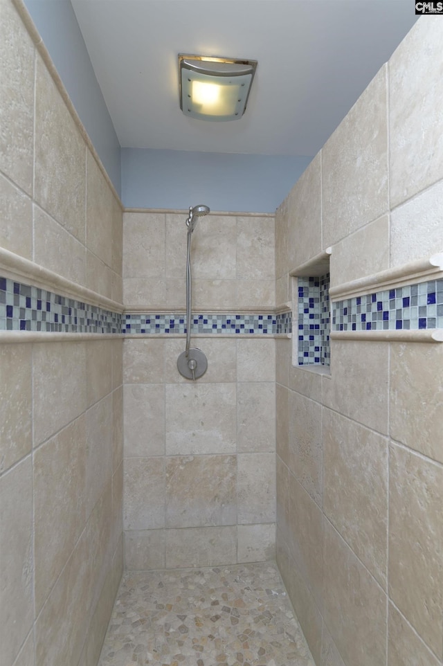 bathroom featuring a tile shower