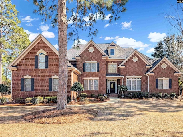 front of property featuring a front lawn