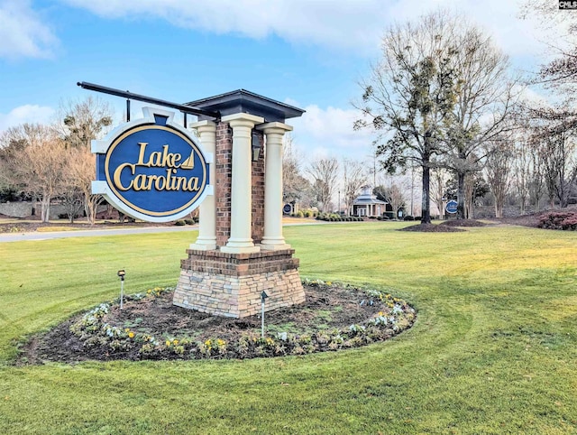 community / neighborhood sign featuring a lawn