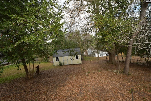 view of yard featuring a storage shed