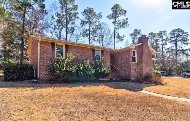 view of front of home featuring a front lawn