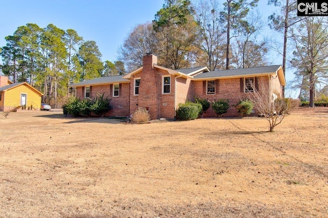 back of house featuring a lawn