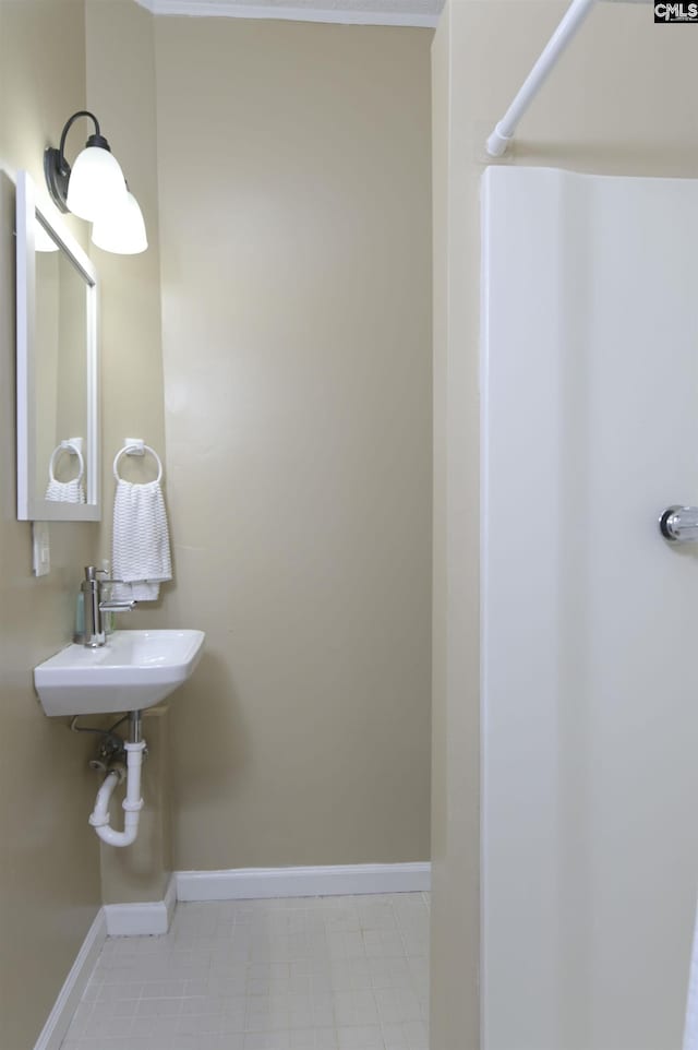 bathroom featuring sink