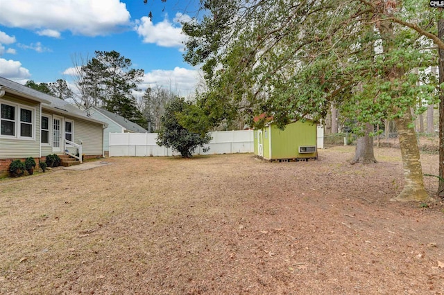 view of yard featuring a storage shed