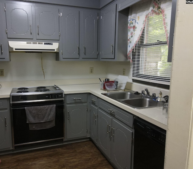 kitchen featuring sink, dark wood-type flooring, gray cabinets, and black appliances
