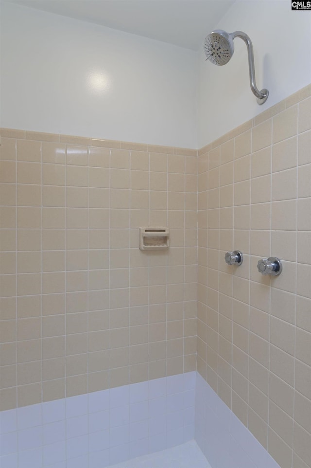 bathroom featuring tiled shower