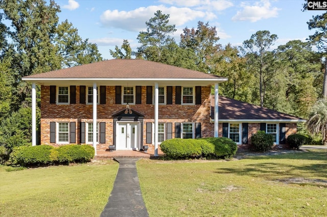 colonial house featuring a front yard