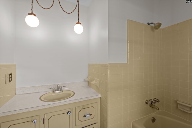 bathroom featuring vanity and tiled shower / bath combo