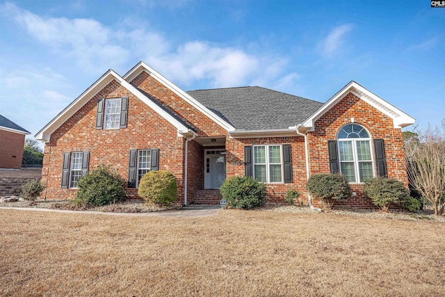 view of front property featuring a front lawn