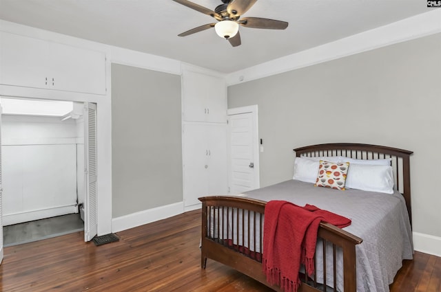 bedroom featuring ceiling fan, dark hardwood / wood-style flooring, and a closet