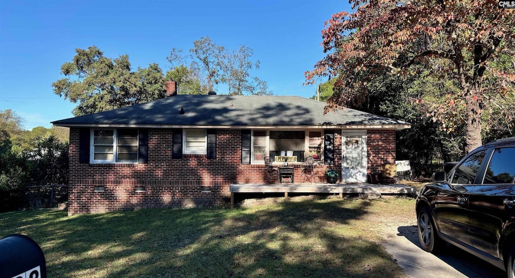 view of front facade with covered porch and a front lawn