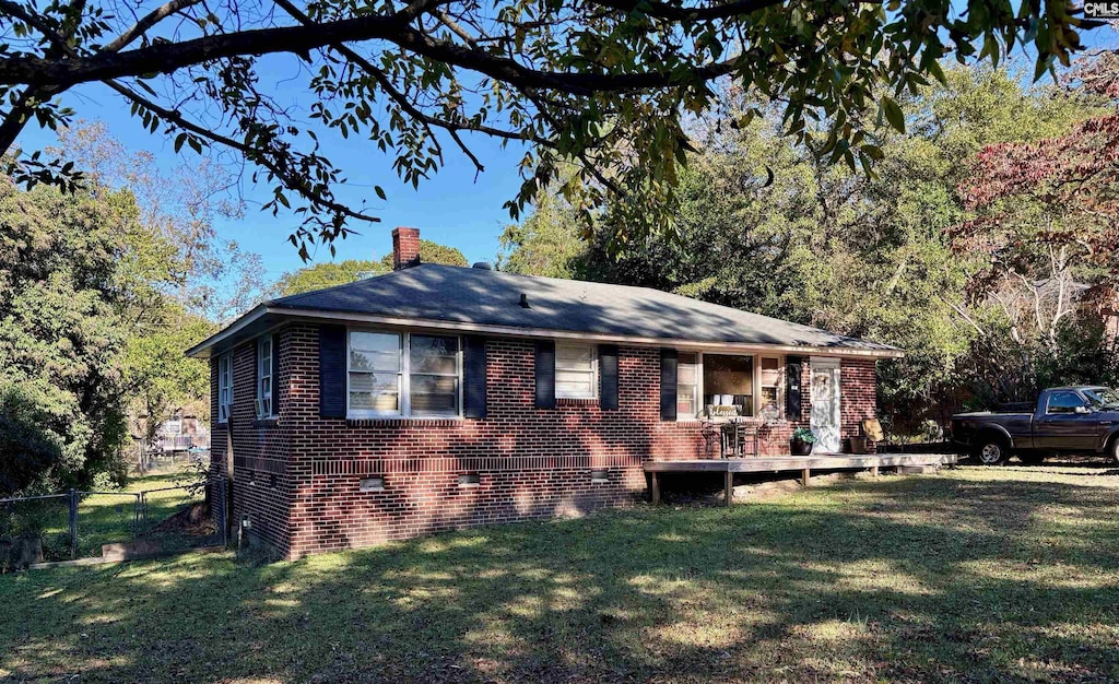 view of front of house featuring a front yard