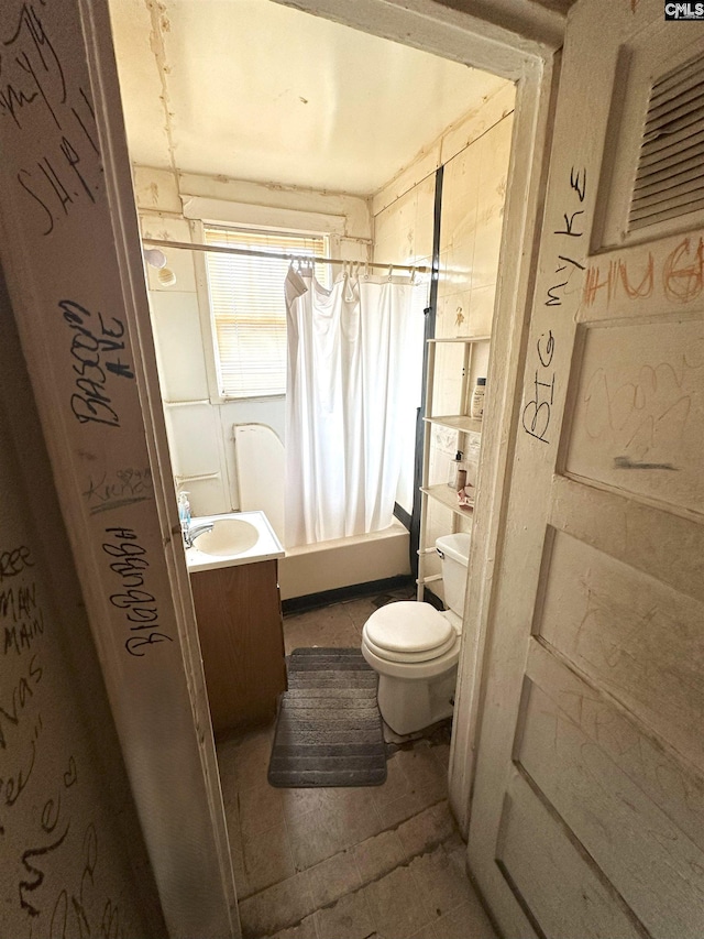 full bathroom featuring shower / tub combo with curtain, vanity, and toilet