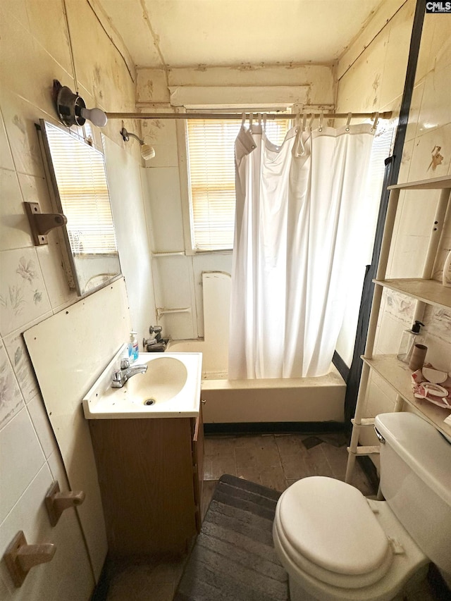 full bathroom featuring vanity, plenty of natural light, toilet, and shower / bath combo