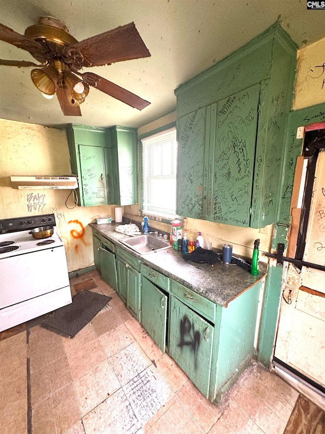 kitchen with electric stove, sink, ceiling fan, and green cabinets